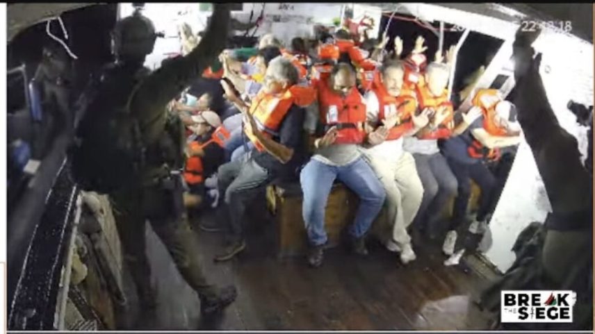 Tripulantes do navio Handala rendidos por soldados israelenses perto da costa da Faixa de Gaza (Foto: Freedom Flotilla Coalition)