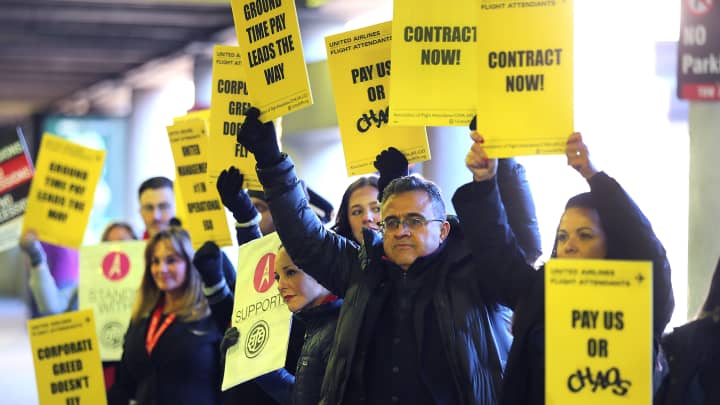 Comissários de bordo da United Airlines protestaram em frente ao Terminal B do Aeroporto Logan na manhã de quinta-feira em busca de um novo contrato. (Foto: John Tlumacki | Boston Globe | Getty Images)