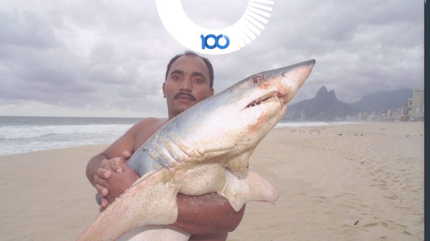 Porteiro José Nilso Gonçalves e o tubarão azul capturado por ele em Ipanema — Foto: Arquivo O GLOBO