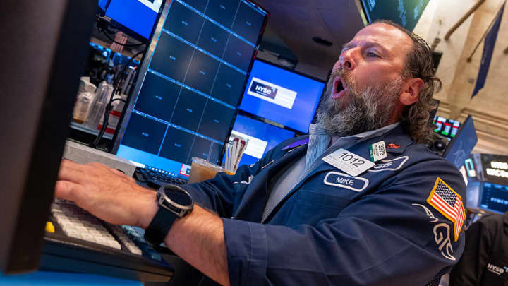 Traders trabalham no pregão da Bolsa de Valores de Nova York (NYSE) em 7 de julho de 2025, na cidade de Nova York. (Foto: Spencer Platt | Getty Images News | Getty Images)