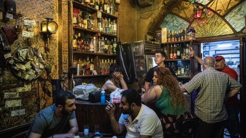 Sob nova direção: bares que vendem bebidas alcoólicas sofrem ameaças e podem não ter muito futuro numa Síria sob domínio de leis religiosas (Foto: Ed Ram/Getty Images)
