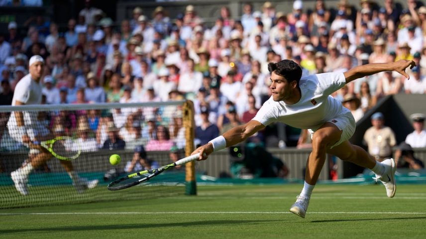 Alcaraz tenta devolver a bola durante o partido contra Struff. (Foto: Peter van den Berg/ISI Photos via Getty Images)