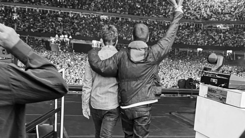 Oasis retornou no dia 4 de julho com um show no Principality Stadium de Cardiff, seu primeiro concerto juntos desde 2009. (Foto: Reprodução)