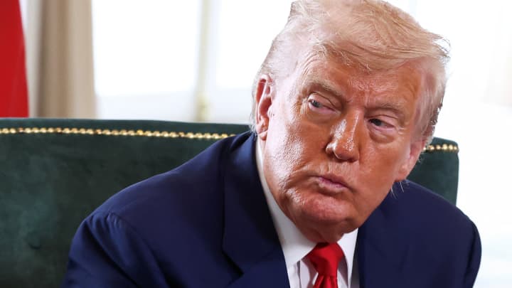O presidente dos EUA, Donald Trump, e o primeiro-ministro britânico, Keir Starmer (não retratado), realizam uma reunião bilateral no campo de golfe Trump Turnberry em Turnberry, Escócia, Reino Unido, em 28 de julho de 2025. (Foto: Evelyn Hockstein | Reuters)
