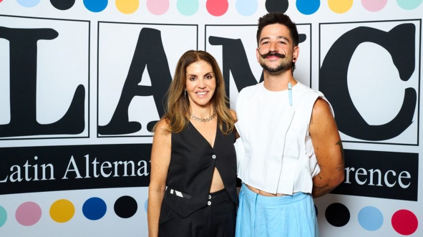 Camilo sentou-se com Leila Cobo da Billboard para uma entrevista na Conferência de Música Alternativa Latina de 2025 e compartilhou alguns de seus melhores conselhos. (Foto: Reprodução)