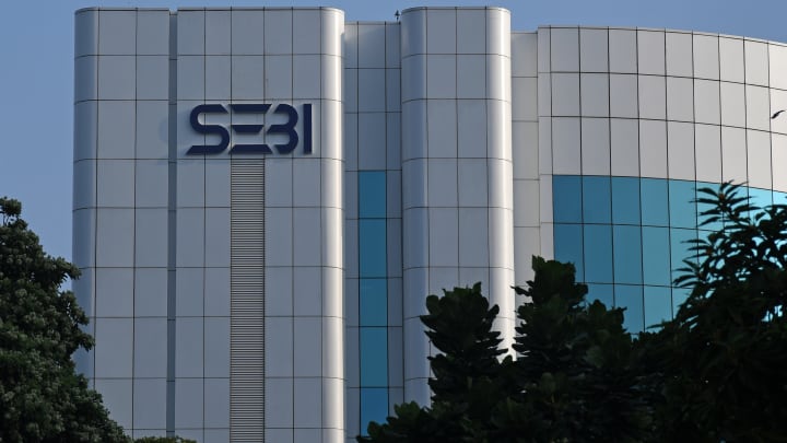 O logotipo da Securities and Exchange Board of India (SEBI) é visto no edifício do escritório no distrito comercial de Bandra Kurla Complex (BKC) em Mumbai. (Foto: Sopa Images | Lightrocket | Getty Images)