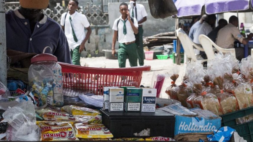 Um quiosco na porta de um instituto em Lagos, Nigéria, que vende cigarrillos, doces e golosinas. (Foto: ATCA)