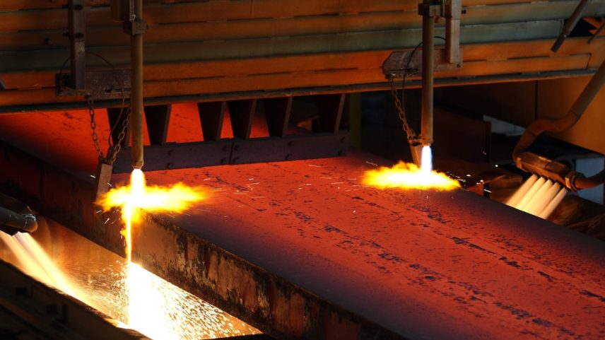 Processo de produção de placa de aço, produto semi-acabado para exportação fabricado no Brasil por ArcelorMittal, Ternium Brasil (Foto: asso Marcelo/Estadão)