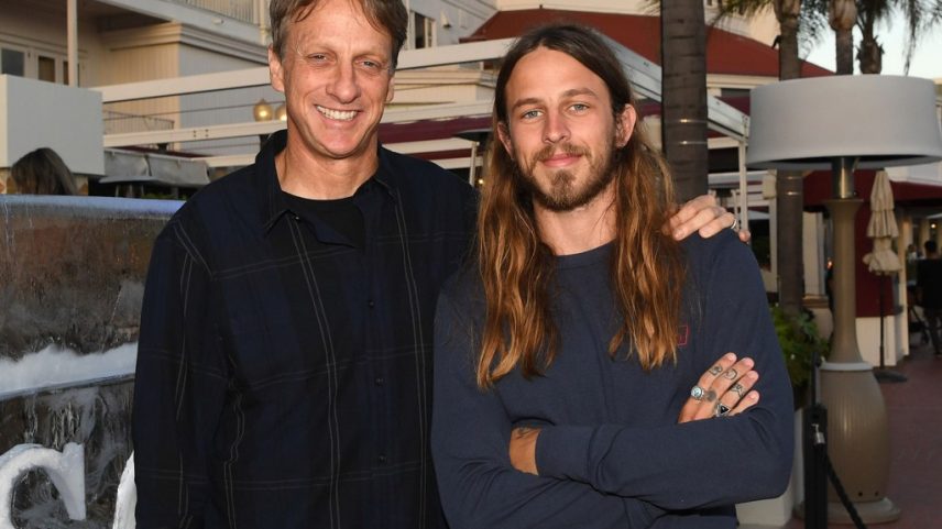 Riley Hawk discutiu sua vida "tranquila" com a esposa Frances Bean Cobain e seu filho pequeno, Ronin, a quem o avô Tony Hawk frequentemente ajuda. (Foto: Reprodução)