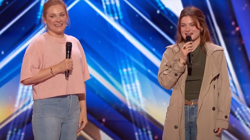 Uma fã do 'America's Got Talent' que se tornou concorrente impressionou Simon Cowell após sua mãe surpreendê-la com uma audição. (Foto: Reprodução)