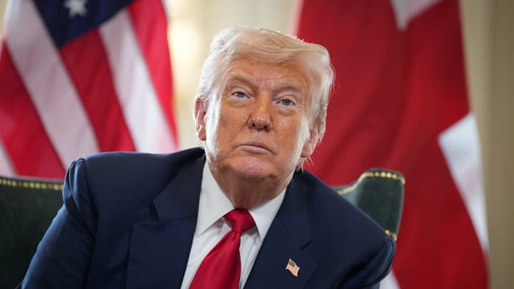 O presidente dos EUA, Donald Trump, fala com a mídia enquanto se encontra com o primeiro-ministro britânico Keir Starmer (não retratado) no clube de golfe Trump Turnberry em 28 de julho de 2025, em Turnberry, Escócia. (Foto: Christopher Furlong | Getty Images)