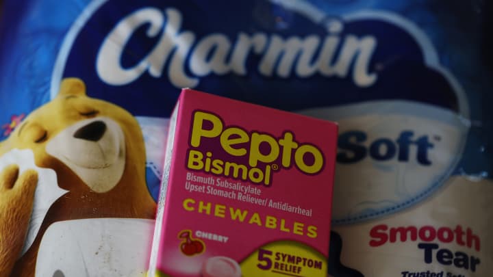 Produtos da Procter and Gamble, Pepto Bismol e papel higiênico Charmin, são exibidos em 5 de junho de 2025 em San Anselmo, Califórnia. (Foto: Justin Sullivan | Getty Images)