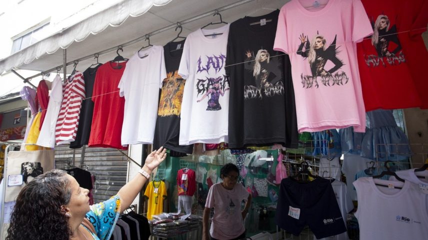 Lady Gaga estampa as camisas vendidas no Saara (Foto: Júlia Aguiar / Agência O Globo)