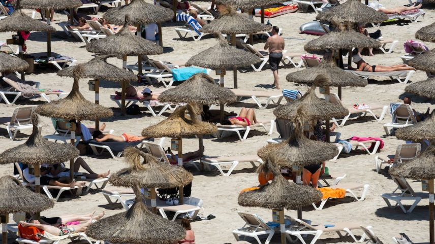 Turistas na praia de Muro em Alcúdia (Mallorca), no dia 10 de julho. (Foto: Francisco Ubilla)