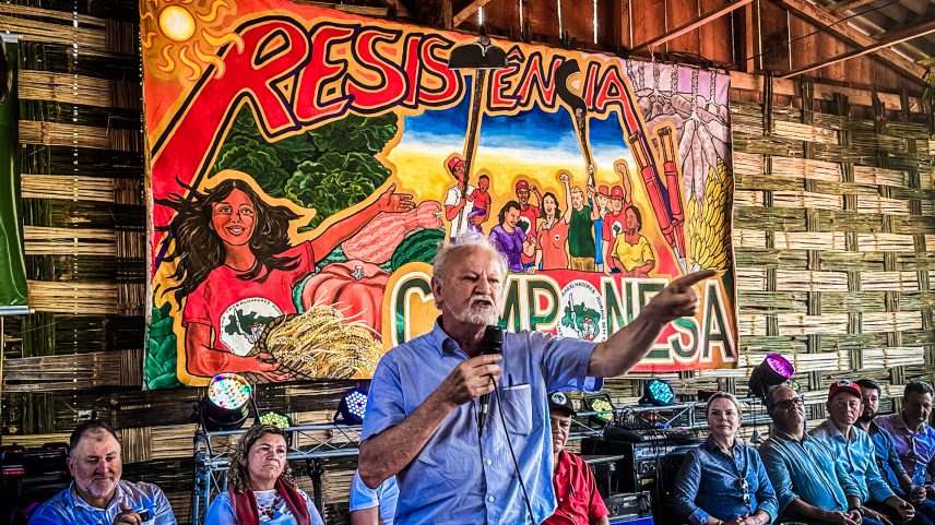 João Pedro Stédile discursando ao lado de autoridades em Cascavel (PR): "É uma vergonha", disse o líder sem-terra, sobre a política de assentamentos do governo Lula (Foto: Leandro Taques)
