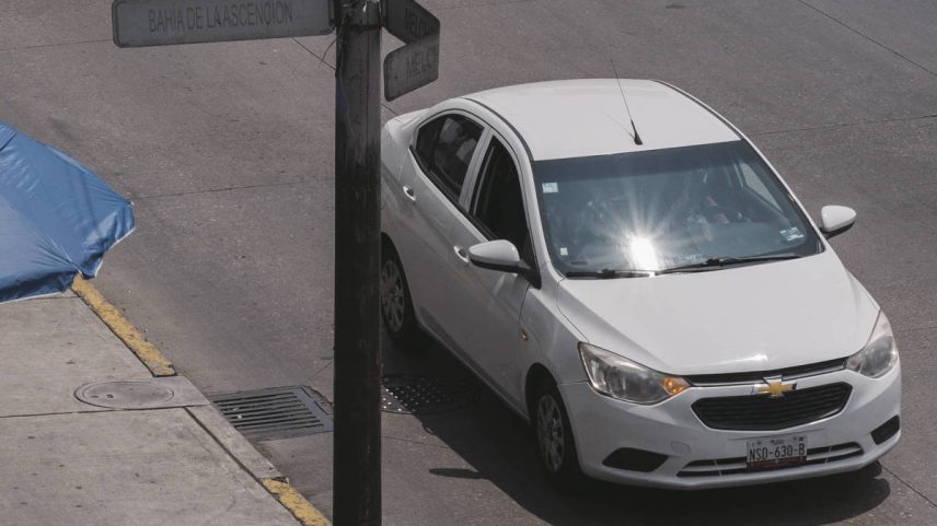 Carro Aveo circula por rua na Cidade do México (Foto: Jeoffrey Guillemard/Bloomberg)