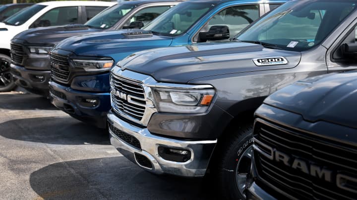 Novos veículos Ram estão estacionados em um lote de concessionária Dodge Chrysler-Jeep Ram em Miami, Flórida. (Foto: Joe Raedle | Getty Images)