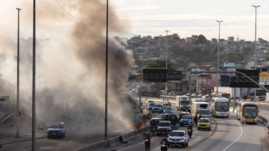 Tiroteio durante operação policial no Complexo de Israel, na zona norte do Rio, fechou avenida Brasil e Linha Vermelha em fevereiro (Foto: Eduardo Anizelli - 12.fev.25/Folhapress)