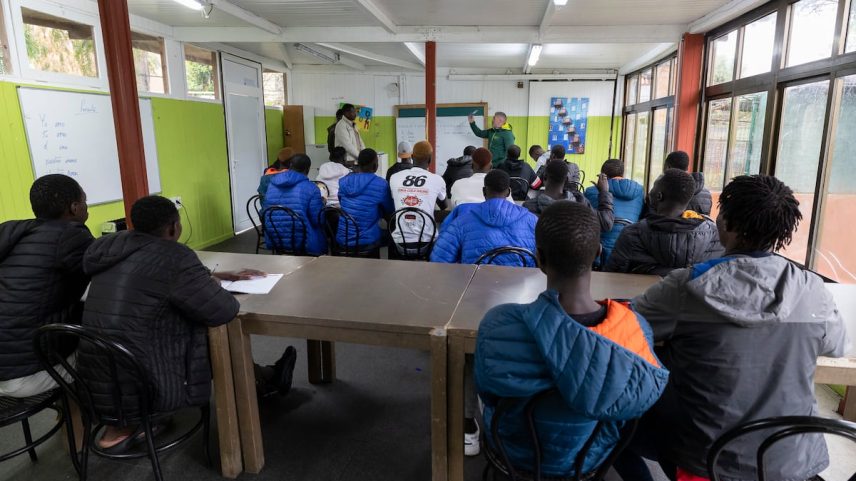Um grupo de jovens imigrantes em uma sala do centro de menores de Quorum Social 77 em Santa Brígida (Gran Canaria), em dezembro de 2023 (Foto: quiquecurbelo)