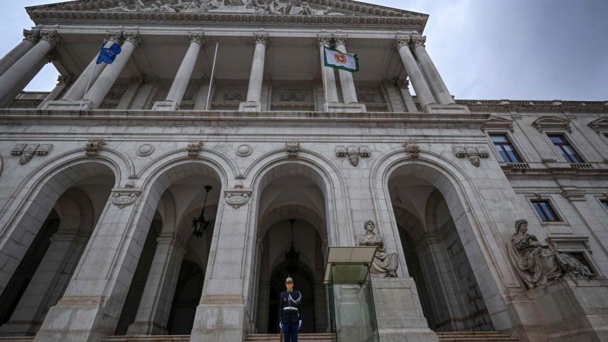 Guarda em frente ao Parlamento de Portugal (Foto: Patrícia de Melo Moreira/AFP)
