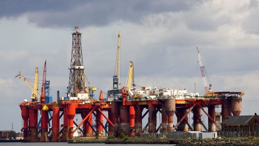 Porto industrial de Belfast, na Irlanda do Norte, com uma plataforma de petróleo. (Foto: Giulio Andreini/Education Images/Universal Images Group via Getty Images)