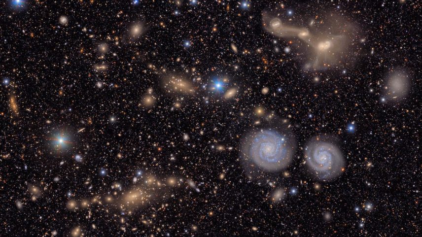 Uma seção do cúmulo de Virgo, com duas galaxias espirais (abaixo à direita), três galaxias em fusão (acima à direita), vários grupos de galaxias distantes e algumas estrelas da Via Láctea. (Foto: Observatório Vera C. Rubin)