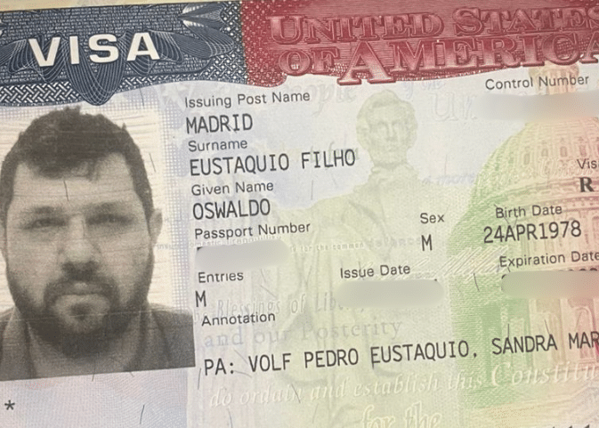 Visto recebido por Oswaldo Eustáquio ontem, em Madri (Foto: Arquivo pessoal / cedido ao UOL)