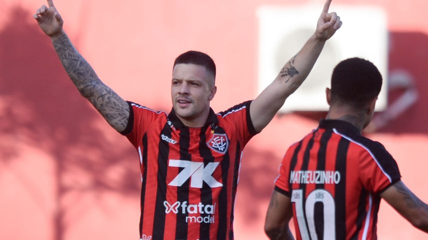 Renato Kayzer comemora após marcar pelo Vitória contra o Bragantino, pelo Brasileirão (Foto: Jhony Pinho/Agif)