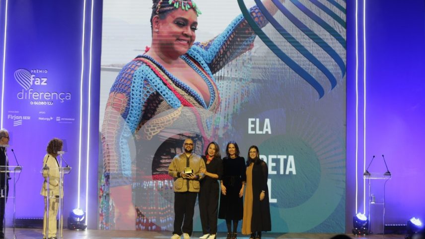 Faz Diferença 2024: em homenagem à cantora e empresária Preta Gil (a partir da esq.), o apresentador Gominho, a editora da revista Ela, Marina Caruso, a empresária Flora Gil e a editora executiva do GLOBO, Luiz Baptista — Foto: Alexandre Cassiano