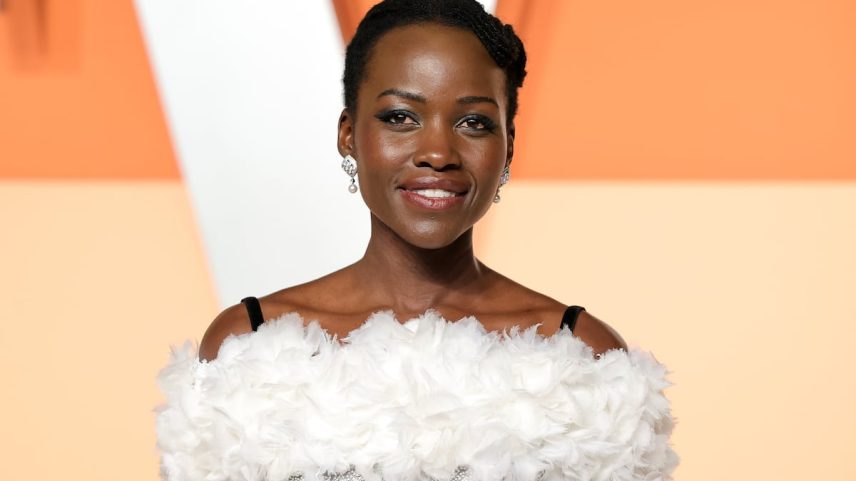 Lupita Nyong'o, em 2 de março de 2025, na festa da Vanity Fair após os Oscar, em Beverly Hills (Califórnia). (Foto: Dia Dipasupil/FilmMagic)
