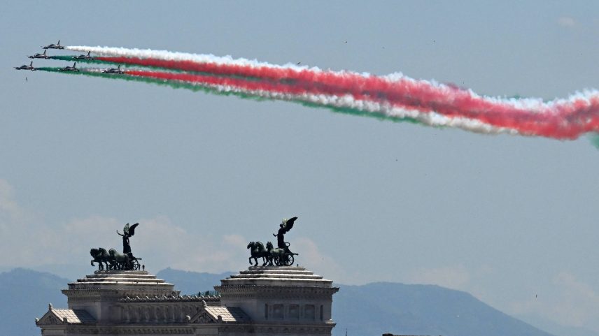 O esquadrão acrobático italiano 'Frecce Tricolori' se apresenta durante as comemorações do Dia da República, em Roma (Foto: Alberto Lingria - 2.jun.25/Xinhua)