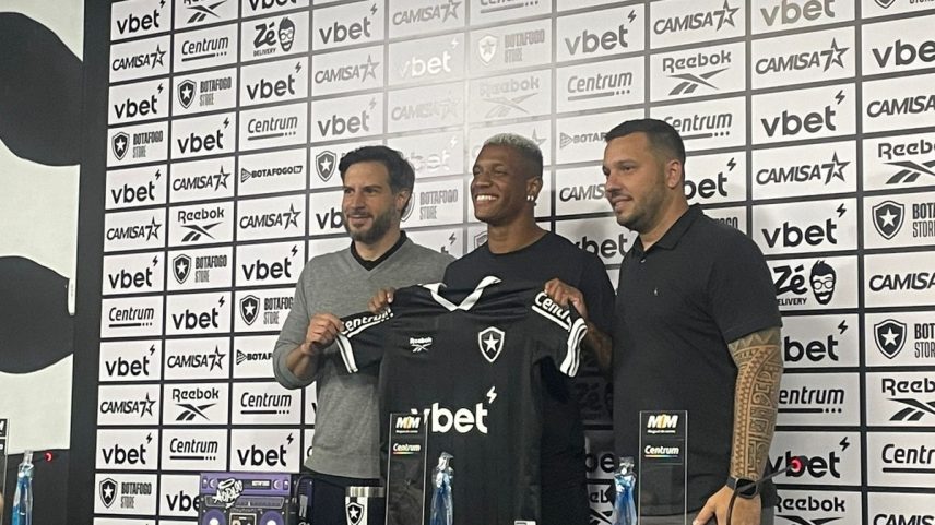 Danilo foi apresentado como novo reforço do Botafogo (Foto: João Pedro Fragoso)