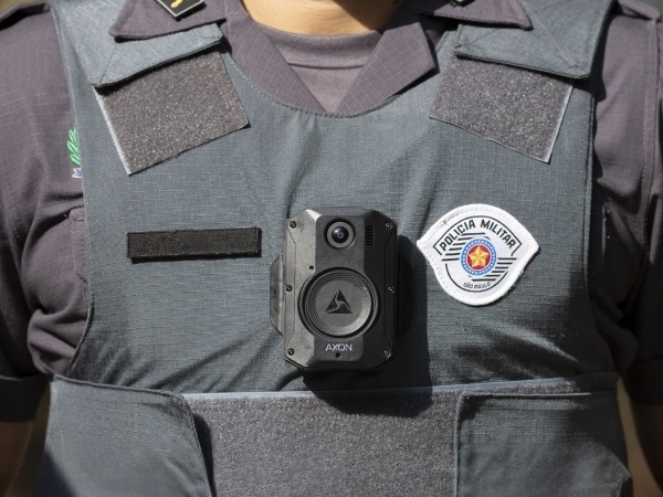 Câmeras corporais da PM de SP terão novos recursos (Foto: Arte UOL)