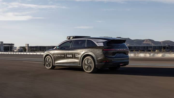 Um robotáxi autônomo da parceria da Uber com a Lucid e a startup de veículos autônomos, Nuro. (Foto: Nick Twork | Lucid)