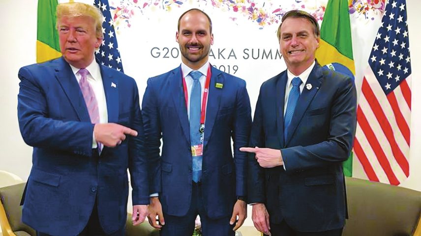 Com o pai e Donald Trump, em foto de 2019: proximidade com o republicano desde a Presidência de Bolsonaro (Foto: @bolsonarosp/Instagram)