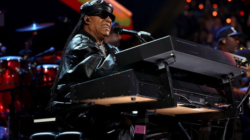 Stevie Wonder confirmou que não vai a lugar nenhum, afirmando que continuará se apresentando e criando até seu último dia. (Foto: Reprodução)