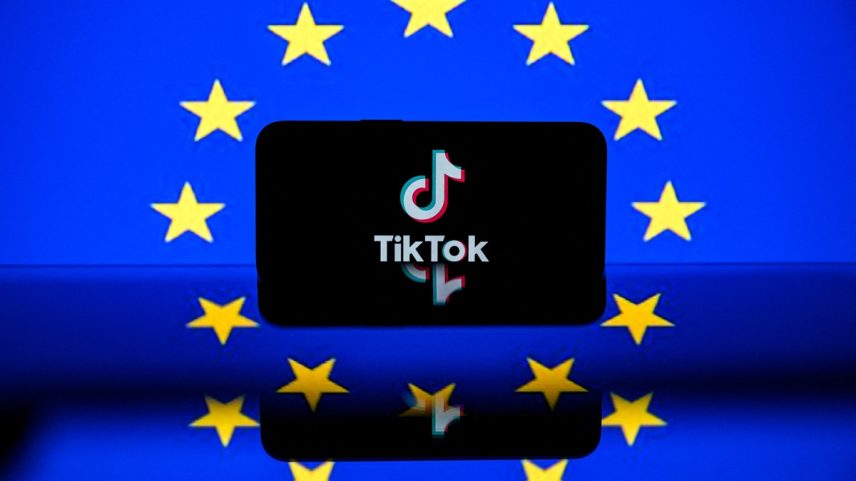 A fotografia mostra uma tela exibindo o logotipo da plataforma de mídia social TikTok e a bandeira europeia em Toulouse (Foto: Lionel BONAVENTURE / AFP)
