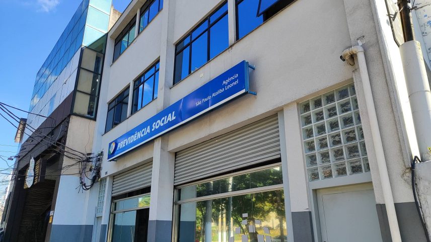 Fachada de agência do INSS em São Paulo, na Vila Gomes Cardim, zona leste de SP; TCU diz que órgão paga ao menos 1,087 milhão de benefícios irregulares (Foto: Raquel Franco - 14.mai.25/Folhapress)