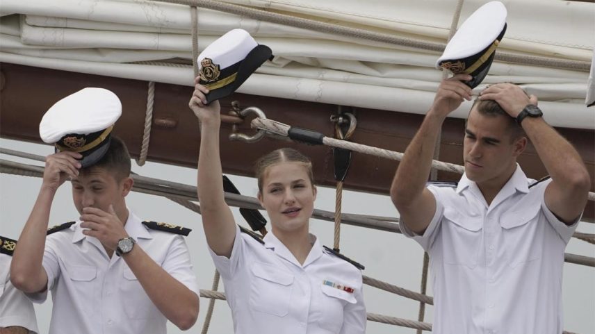 O buque escola Juan Sebastián de Elcano, com a princesa Leonor, em Gijón. (Foto: PACO PAREDES)