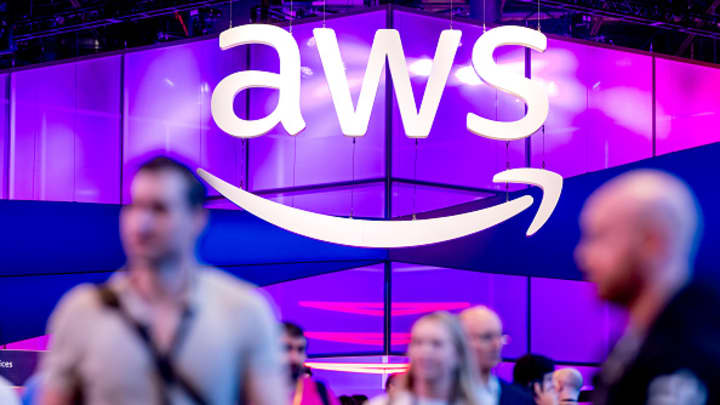 Participantes caminham por um hall de exposição na AWS re:Invent, uma conferência organizada pela Amazon Web Services, em Las Vegas no dia 3 de dezembro de 2024. (Foto: Noah Berger | Getty Images)