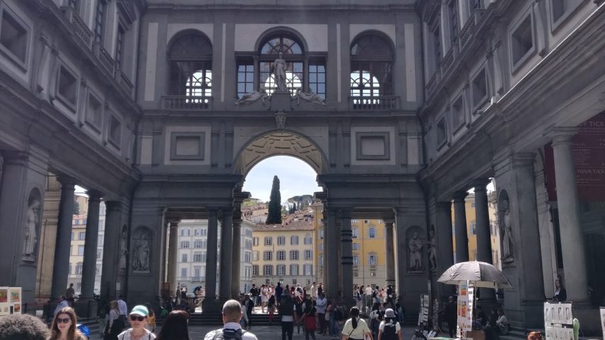 Visitantes na Galeria Uffizi, no centro histórico de Florença, na Itália (Foto: Divulgação)