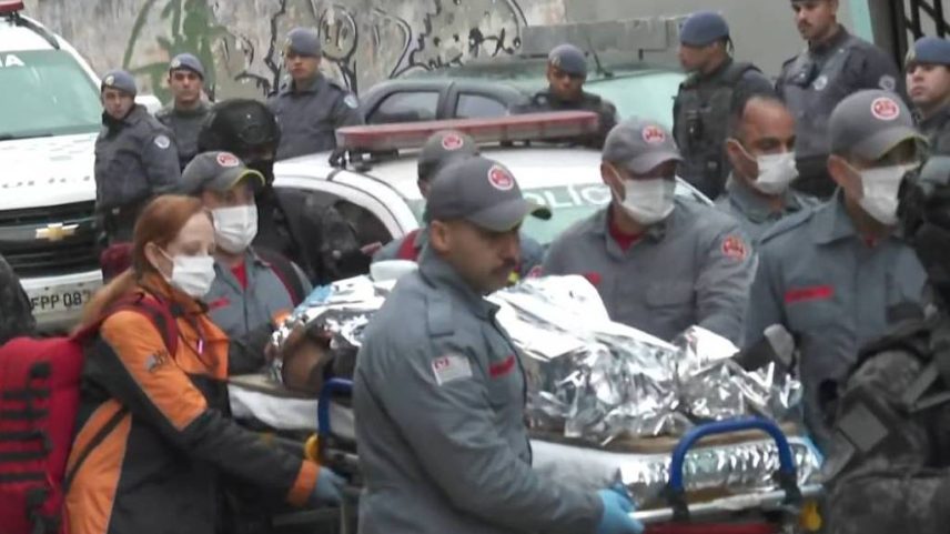 Suspeito é socorrido após tentar suicídio na zona leste de São Paulo (Foto: Reprodução/TV Globo)