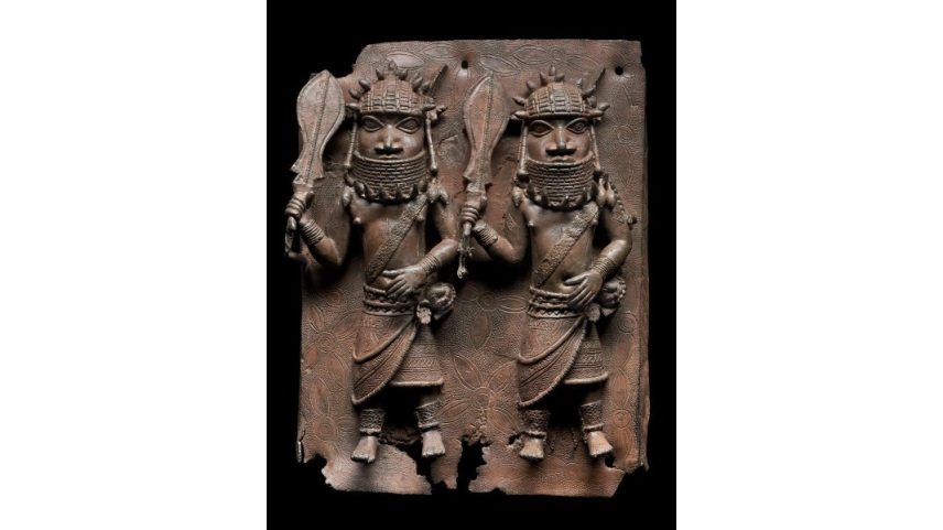 Placa de relevo mostrando dois oficiais com espadas levantadas (século 16) foi uma das duas obras devolvidas ao Reino de Benin. (Foto: MFA Boston)