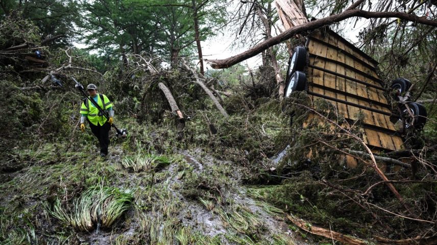 Voluntários buscam por sobreviventes e corpos após enchentes no Texas, EUA (Foto: AFP)