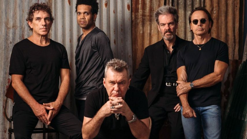 Ícones do rock australiano, o Cold Chisel está comemorando seu 50º aniversário com o lançamento de um novo álbum ao vivo, um conjunto de vinil e um filme documentário. (Foto: Reprodução)