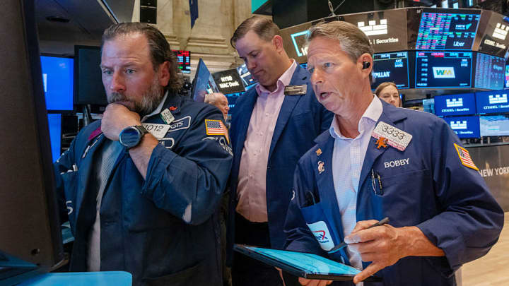 Traders trabalham no piso da Bolsa de Valores de Nova York (NYSE) em 7 de julho de 2025, na cidade de Nova York. (Foto: Spencer Platt | Getty Images News | Getty Images)