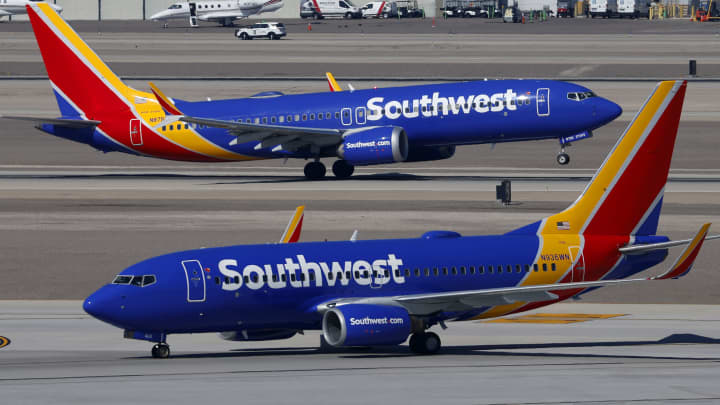 Um avião Boeing 737 da Southwest Airlines decola do Aeroporto Internacional Harry Reid enquanto outro avião táxi em Las Vegas, Nevada, em 15 de março de 2025. (Foto: Kevin Carter | Getty Images News | Getty Images)