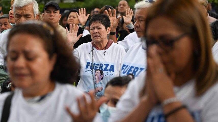 Apoiadores realizam uma oração pela saúde do candidato presidencial colombiano Miguel Uribe, em Bogotá (Foto: Luis Acosta/AFP)