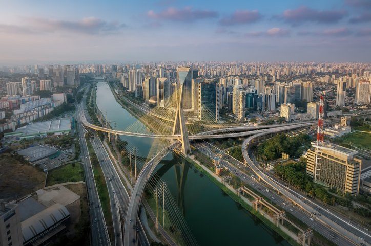 Visão aérea da Ponte Octávio Frias de Oliveira, a 'Ponte Estaiada', ícone do Brooklin em SP (Foto: diegograndi/Getty Images)