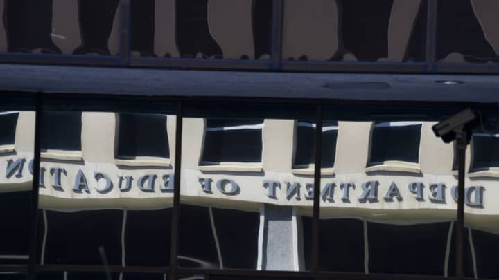 O Departamento de Educação dos EUA é visto refletido nas janelas de um edifício em 29 de abril de 2025 em Washington, DC. (Foto: The Washington Post | The Washington Post | Getty Images)